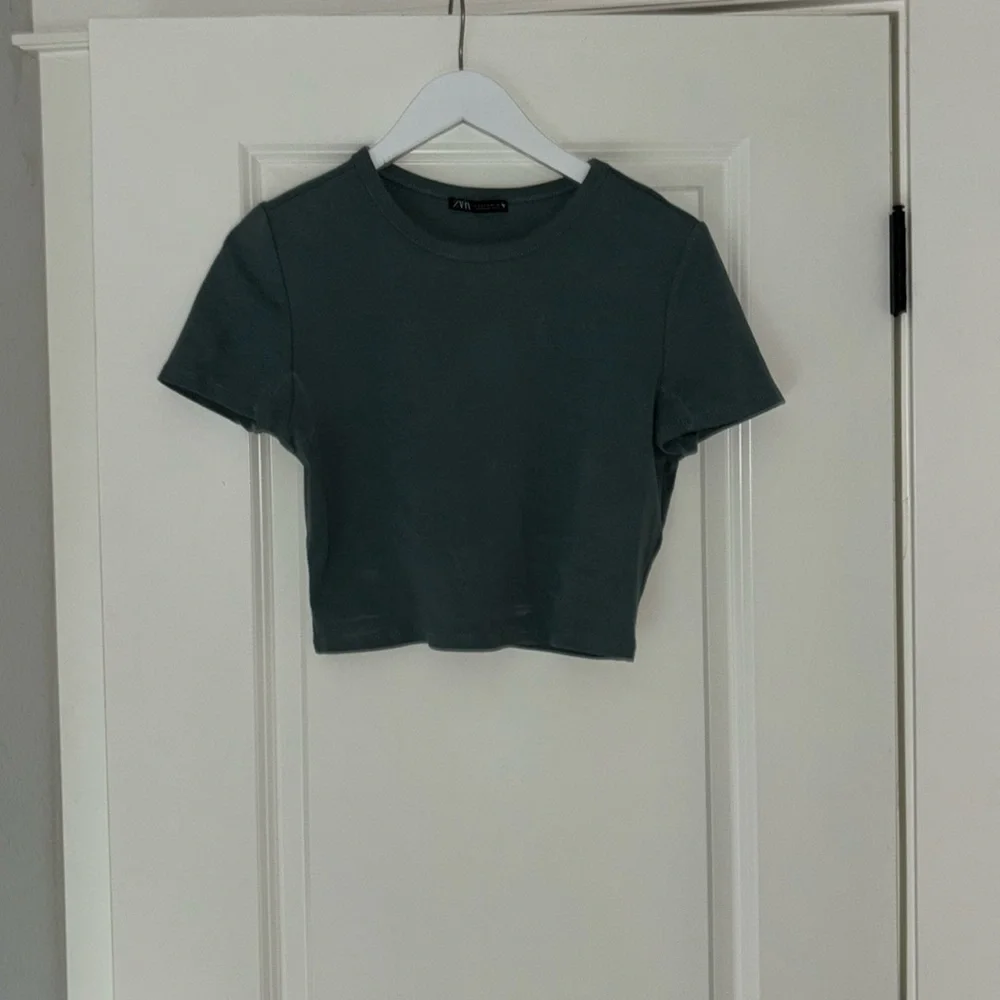 Zara basic tee - Picture 1 of 2